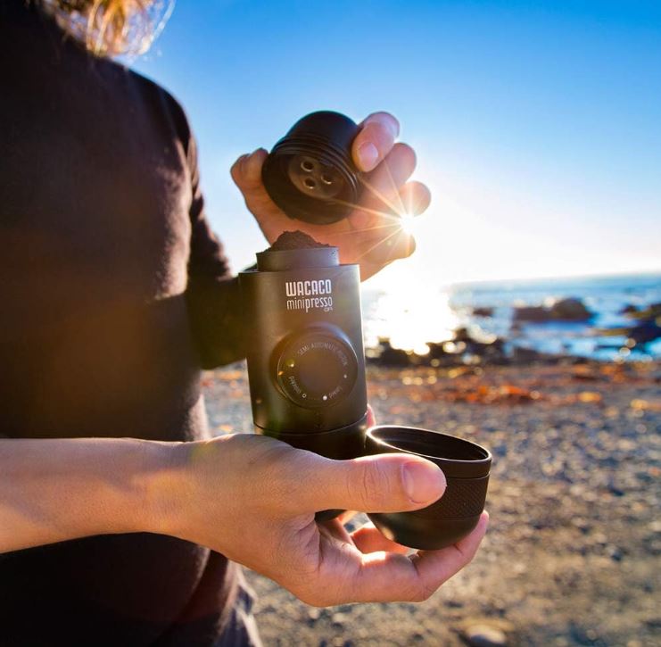 WACACO Minipresso GR, Machine à Espresso Portative, pour Café Moulu, cafetière de voyage de petite taille, pas de batterie ou besoin électrique, actionnée manuellement grace à un piston